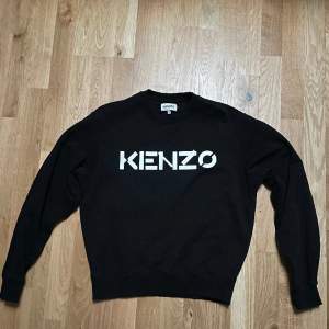 En väldigt fin sweatshirt från ”Kenzo”. I väldigt bra skick och köptes på NK förra året och säljer den för att den är för liten för mig (Pris kan diskuteras). 