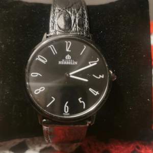 En fint klocka säljes i svart färg med leather armband. Mycket fin i skick och välvårdad Klockan Märke Michel Herbelin. Behöver bara ny batteri.