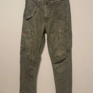 Ralph Lauren Cargo Pants, Sz 29 - Ett par väldigt snygga militär cargopants. passar med de mesta och har väldigt fina detaljer i ett slitstarkt material. Faller över skorna perfekt. Passar 29-30  I ett fint begagnat skick från ett djur och rökfritt hem.