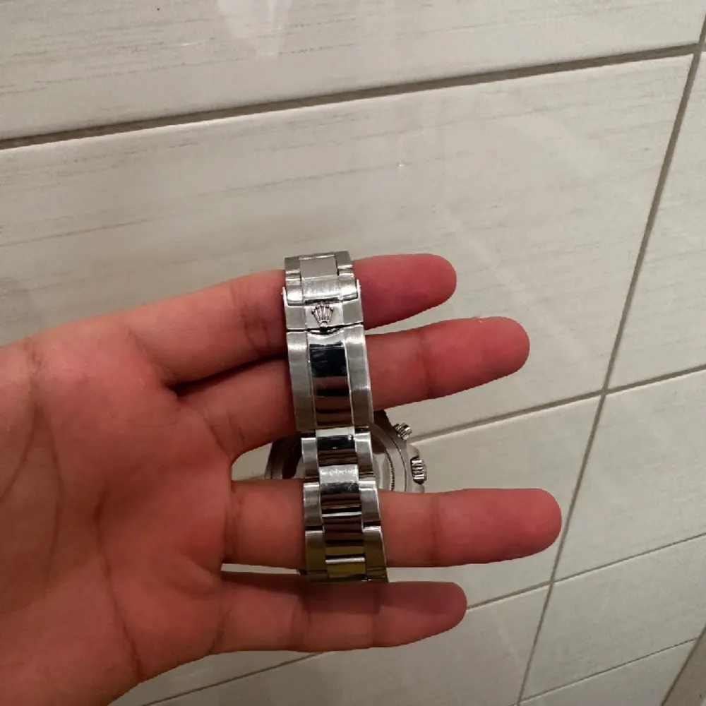Hej säljer min klocka för att den är inte min still det är en aaa-replika den är automatiskt ingen batteri behövs  Om ni har andra frågor de ba att ställa Ingen garanti eller ångerrätt . Accessoarer.