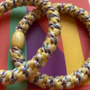 Två knekisat - Den här knekisarna är inte min stil då jag inte är en människa som gillar gullt så därför säljer jag dem här för att det kanske finns andra som gillar gult mer än jag!😉😜