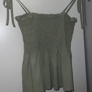 Linne  - Jättegulligt linne som man knyter uppe vid axlarna🤍