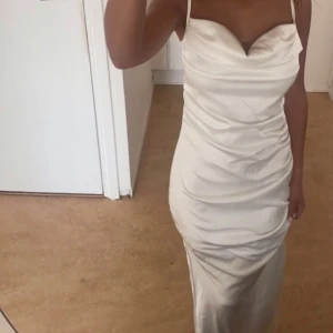 Lång klänning  - Säljer Min jätte fina långa vita klänning, använt 2 gånger nyskick. Stolen  Xs skulle säga att den nog även passar S. Köparen står för frakt. Ifall ni skulle vilja se flera bilder eller några frågor är det bara att höra av sig❤️tyck inte på köp direkt