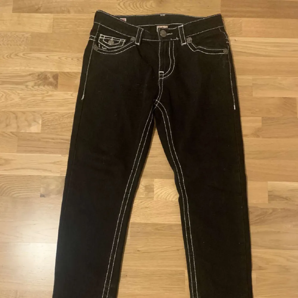 Hjälper en vän att sälja dessa jeans. Äkta med påse kvar. Jättebra skick och de har en fin passform. Passar runt 180🥰. Jeans & Byxor.