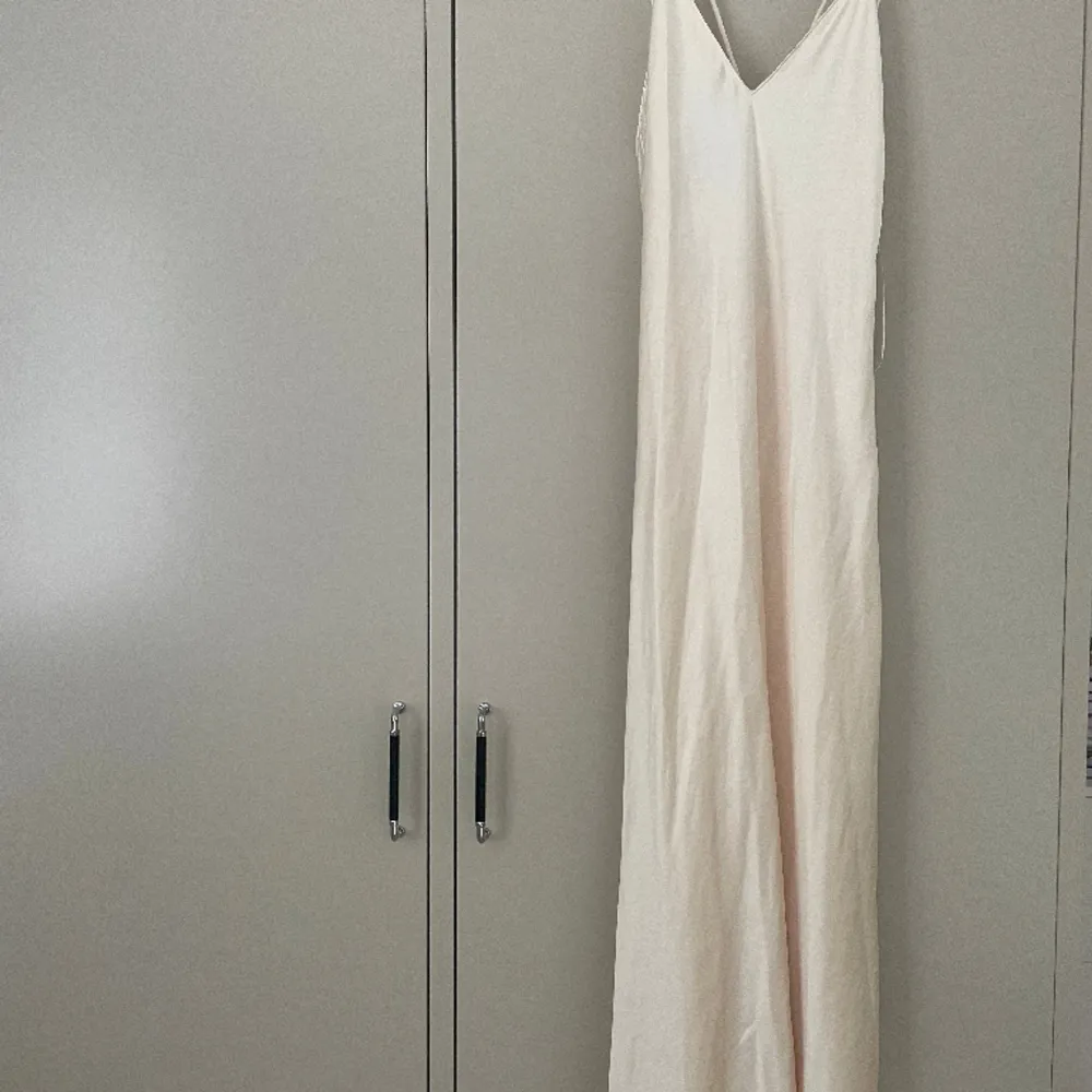 Långklänning från Zara, beige silkes klänning med med öppen rygg. Nyskick då den bara är testad och lappen är kvar. Strl XS. Klänningar.
