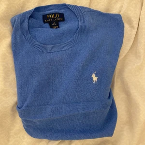 Tröjor (146/152) och (10-12) - 4 Olika Tröjor Storlekar: 146/152 och 10-12 Skick: 9/10  Pris: 99 kr Styck. 300 kr om man köper alla samtidigt.  Skriv för bättre bilder