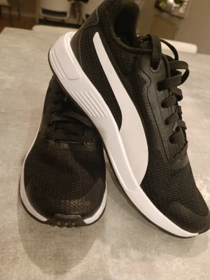 Puma - Puma skor andvända bara några gånger inomhus. Storlek 41.