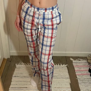 Rutiga pyjamasbyxor  - Rutiga pyjamasbyxor från Cubus, sitter jätttesnyggt lågmidjat!