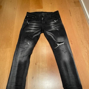 Disqared 2 jeans  - Mycket fint skick kanpast används storlek 48 