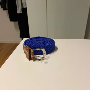 Flätat bälte - Fint flätat bälte i färgen Blå. 