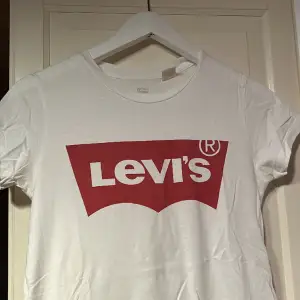 Levis T-shirt i storlek xxs, är ett litet märke på magen men syns inte så väl