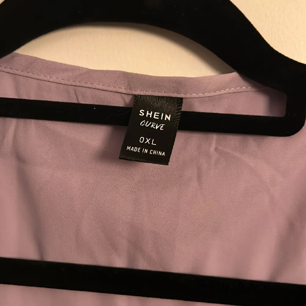 Ljus lila omlottklänning 💜 inköpt på SHEIN men har används 1 gång då den känns lite för kort för mig, då jag gillar längre klänningar. Strlek XXL men passar även XL eftersom den är omlott. Ge prisförslag om du inte gillar utgångspriset.. Klänningar.