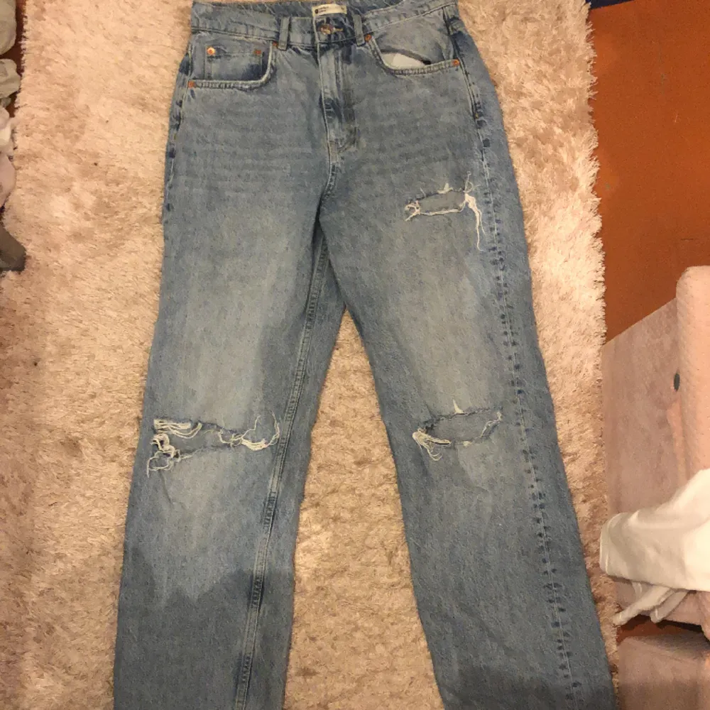 dessa är ett par jeans från gina tricot som nu är för stora på mig. Trendiga ett tag så använts ett antal gånger men ändå i bra skick!. Jeans & Byxor.