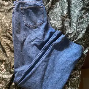 Säljer dessa super fina splitade jeansen ifrån Gina tricot. De är uppsydda så de ska passa någon som är mellan 160 - 165, skulle säga att de är lite små i storleken. Använda typ 5 gånger 