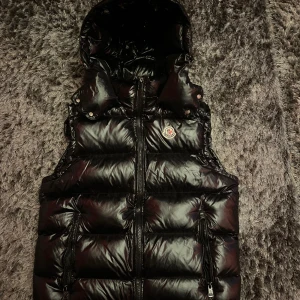 Moncler väst  - Säljer nu min moncler väst då jag ej använder den längre 1:1a priset är inte fast i sten