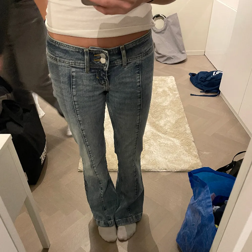 Jättesnygga lågmidjade jeans ifrån Bershka! Aldrig använda så i nyskick🫶🏻. Jeans & Byxor.