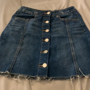 Jeans kjol - Jätte fin jeanskjol med knappar. Har inte testat att använda den som topp men det går säkert bra.