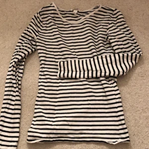 Tröja - Tajt långärmad randig tröja från h&m i bra skick