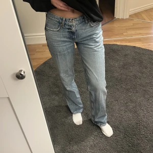 Raka jeans - Blåa raka lågmidjade jeans från ginatricot, använda ett fåtal gånger