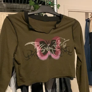 Tröja - Croppadtröja med fjärilstryck i storlek S!