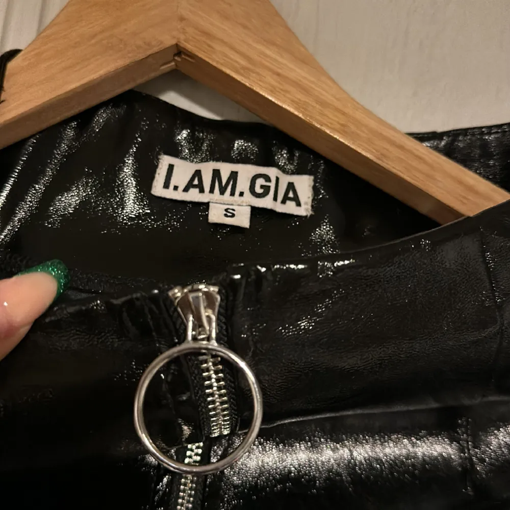 Nypris 900kr + frakt. IAMGIA Faux Black Shiny Pleather Vegan Leather Zip Front Pants. High Rise Zipper. Synthetic materials. Replick’d, just tried on, excellent condition. No tags. No holes, tears, . Jeans & Byxor.