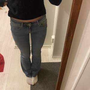 Snygga low boot jeans från lager 157 i storlek xxs passar xs, helt oanvända. Nypris 300 