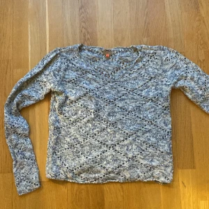 Tröja med mönster  - En fin tröja i bra kvalitet som har olika färger och mönster. Även små hål som mönster 