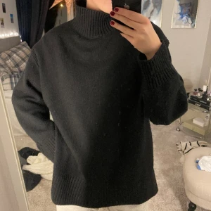 Stickad tröja - Säljer min superfina svarta stickade tröja med polokrage och slits på sidan. Super mjuk och skön, varm. Använd men i bra skick. Oversized.