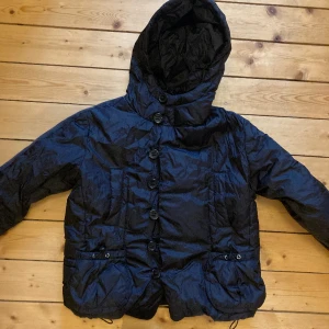 Dunjacka - Fin dunjacka med gullig luva och knappar. Storlek S ☘️