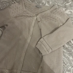 tre kvartsärmad kofta - Jätte gullig kofta som inte kommer till användning! Använd gärna köp nu🫶🏼