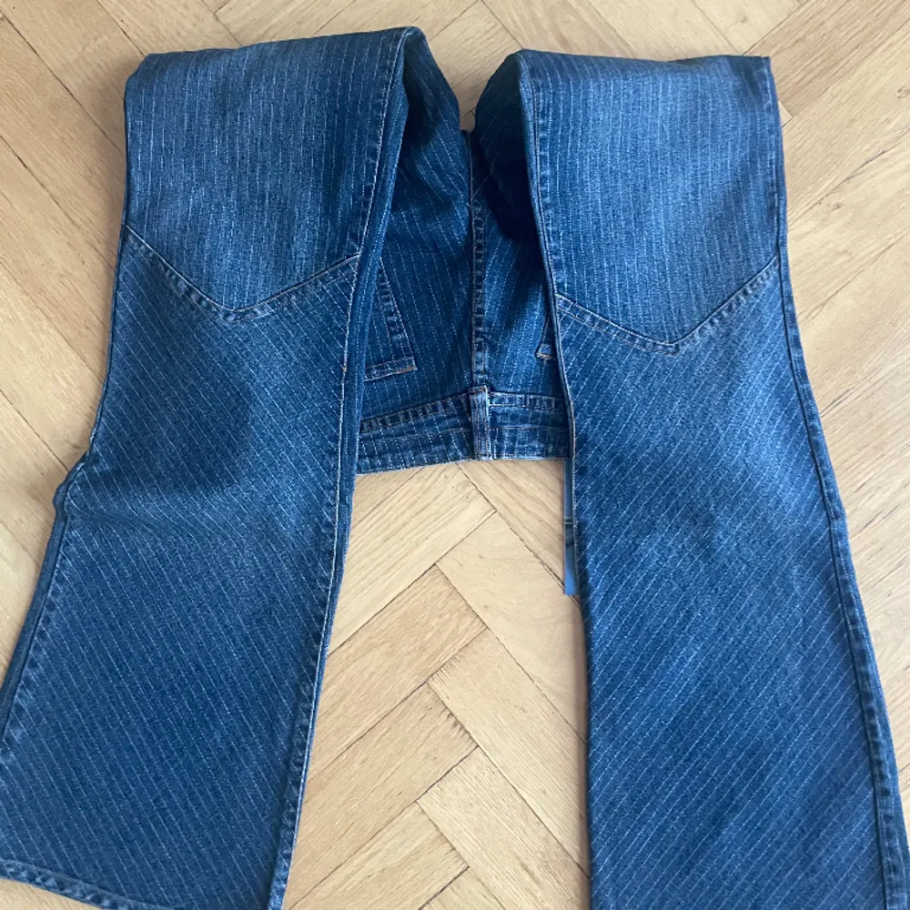 unika lågmidjade bootcut jeans med snygga detaljer!! använd gärna köp nu (små i storleken). Jeans & Byxor.