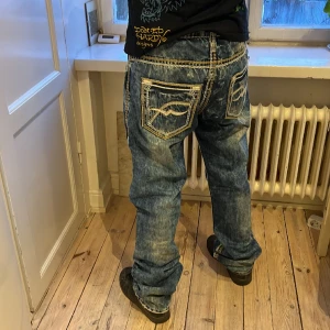 Y2K R-Neal jeans - Säljer dessa feta R-Neal jeans. Skick: 9,5/10, inga defekter använda en gång. Jag är 177cm lång. Passar mig perfa.
