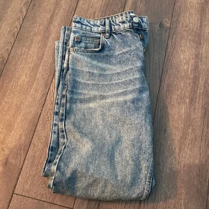 Jeans - Tja! Säljer ut lite av garderoben som inte kommit till användning, dessa är jeans från just junkies i en skitsnygg ljusblå färg som passar till allt. Är villig att diskutera pris och jag skickar varan inom 2 dagar. Ha det bäst // Filip