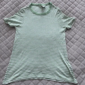 & Other stories tshirt - Grön och vit randig. Storlek XS. 30kr 