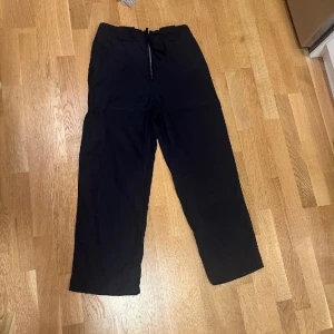 Acne studios kostymbyxor - Mörkblåa större raka kostymbyxor. Dom ser urtvättade ut på bild 2 men dom är inte det. Använda max 5ggr. Snygg dragkedja där fram som knäppning 🌟