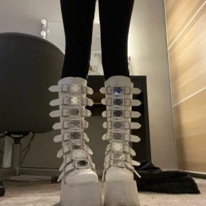 demonias - vita demonias köpta från c.u.m clubwear för kanske 2 år sen? lite smutsiga men de var typ så när jag köpte dem? skorna är 2 olika storlekar men det märks verkligen inte, det står 39 och 40 men båda passar på mig som har 37/38. har bara använt de få gånger