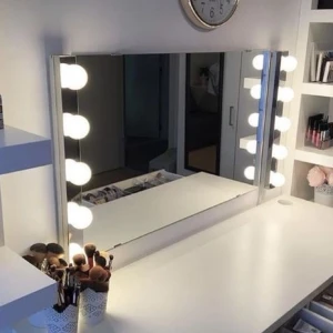 Sminklampor  - Säljer dessa sminklampor från Ikea. Nypris 1000kr mycket bra skick