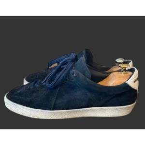 Burberry skor  - Hej! Jag säljer ett par Burberry skor I storlek 42 och skick 8/10  och de har ett nypris på 7200 kr😇De är I blå Mocka 