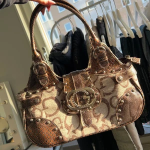 Väska - Världens snyggaste handväska som tyvärr inte kommer till användning, den är i väldigt bra skick utan defekter, sluts med dragkedja och har även fack på insidan. Vill du köpa trycker du på köp nu, jag postar inom 24h