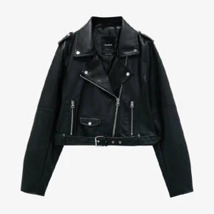 Pull & Bear skinnjacka - Säljer denna skinnjackan i storlek Xl men väldigt liten i storlek så passar mer M/S!💓 Inte mycket använd så den inte riktigt är min stil.😊Säljer för 150kr!💕För egna bilder eller frågor är det bara att skriva!😇