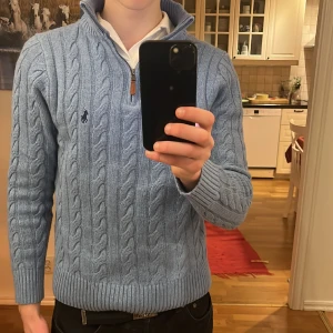 Ralph Lauren half zip sky blue - Säljer en fet Ralph lauren half zip! Inga skador och är storlek M. Passar även S om man har en skjorta under. Priset är diskuterbart. Skriv gärna om ni har några frågor!