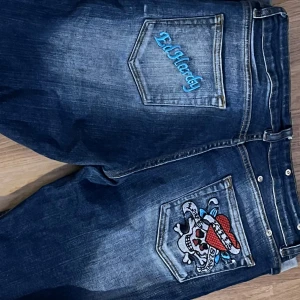 Snygga jeans - Edhardy jeans med coola fickor! Ganska baggy men dem är skinny. Dm för fler bilder! 