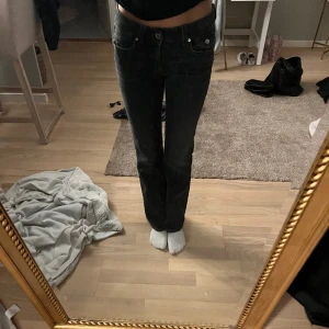 Lågmidjade mörka jeans - Säljer dessa jeans då dem inte är min stil längre men såå snygga. Midjemått ca 34 rakt över och ca 78 innerbenslängden. 🤩