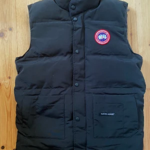 Canada Goose väst - Canada Goose väst Har använt den 3 gånger, gillar den mycket och vill egentligen inte sälja den men den är tyvärr för liten.  Alla tags och hologrammet finns.   Priset går alltid att diskutera!