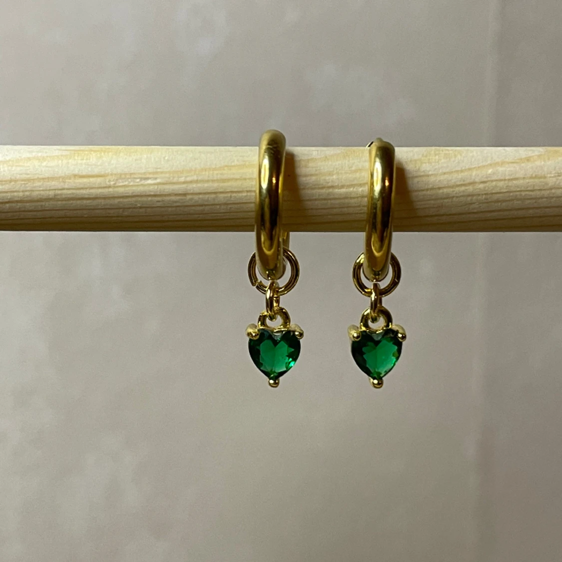 Gröna hjärtan. Guldpläterad örhängen