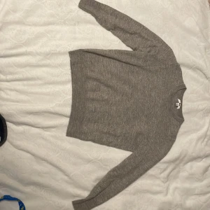 Uniqlo ulltröja - Xxl som har krympt i tvätten till en xs, lite nopprig, bekvämt material 