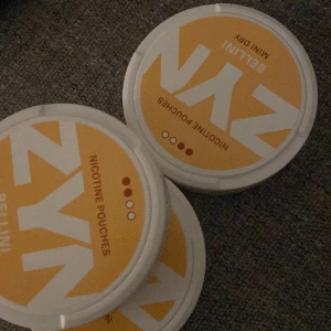 Snus/Nikotinpåsar  - 2 helt oöppnade & 1 öppnad dosa (3 prillor använda). Det var tyvärr inte min smak på snus så vill bli av med de.  Buda pris.