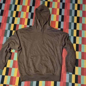Brun Weekday Hoodie - Brun oversized weekday hoodie i storleken xs (sitter nog mer som en S, om man inte vill ha oversized fit). Använd max 2-3 gånger. Vid frågor om passform och mått är det bara att skriva!