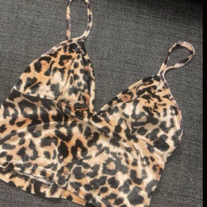Jättefint leopard-linne i skönt material - Storlek S. Från Gina tricot. Knappt använd.