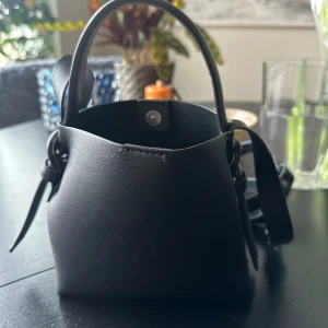 Väska - Söt lite svart väska från mango. Endast använd någon gång. 